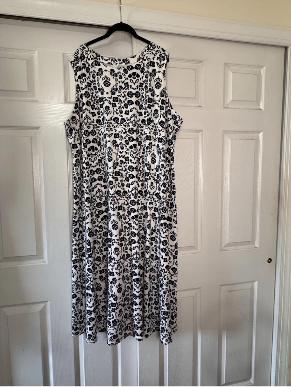 Croft & Barrow White with Navy Flower Long Sleeveless Dress